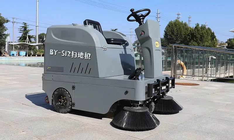 小型纯电动清扫车：城市清洁的高效环保助手