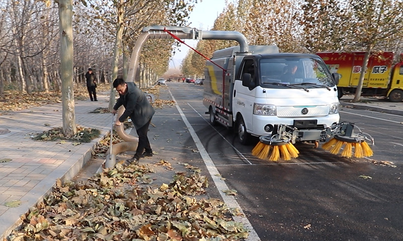 轻型新能源树叶收集车：高效环保，城市清洁新选择